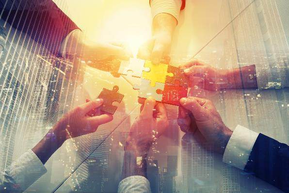 Equipo de trabajo integrando piezas